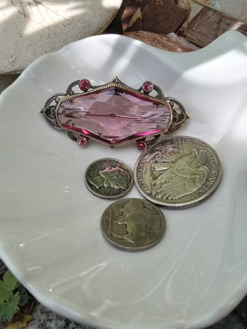 Gorgeous 1920's Czech Glass & Brass Brooch - Picture 2 of 10